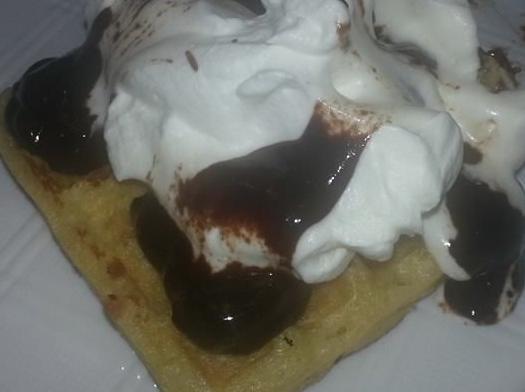 Waffel con panna e guarnizione al cioccolato